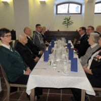 Puheenj pöytä
