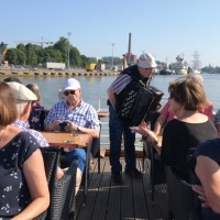 Hanuristi Pekka Rantanen,Edessä vas. Mervi Ala-Kleme ja oik. Birgitta Ylämäki, taaempana Lasse Jaatinen