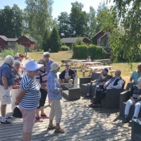 Kiltalaiset Tammiluodon viinitilan rantalaiturilla
