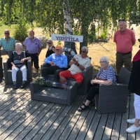 Kiltalaiset Tammiluodon viinitilan rantalaiturilla