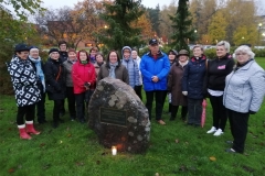 Sotilaskotisisaret Kotirintamanaisten muistokivellä