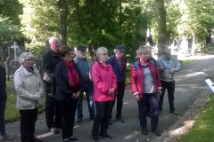 Tutustuminen vanhaan hautausmaahan.